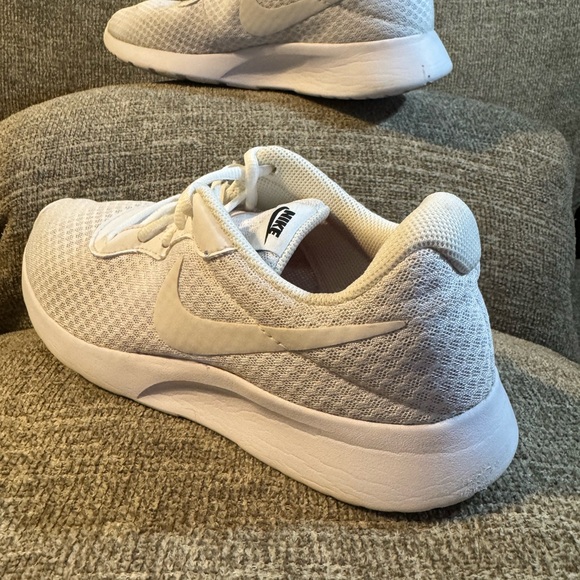 Nike Tanjun Women’s running sneaker in a white colorway Size 9 - Picture 11 of 11
